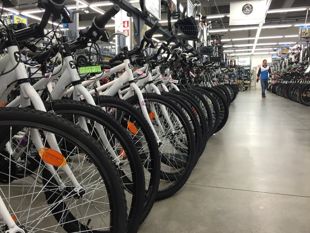 Bicyckles standing in a row to market a sport shop