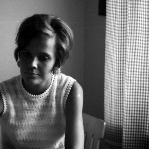 Picture of a woman in a bouffant hairstyle in the 60s. A hairdresser logo needs to have style and be attractive