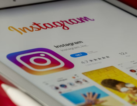 Instagram logo in pink